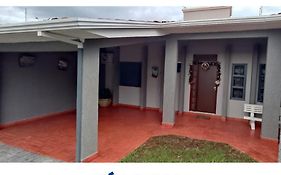 Casa com piscina, churrasqueira, 3 suítes com ar condicionado